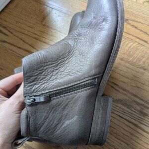 Franco Sarto leather ankle boots, gray color, Size 8.5